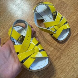 New salt water sandals size 6